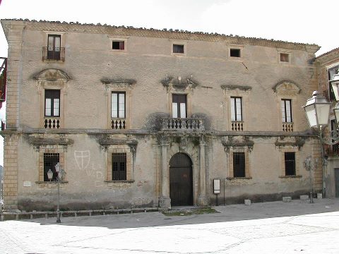 UN CASTELLO, UN PALAZZO E UNA CAPPELLA DEI CYBO AD AIELLO CALABRO