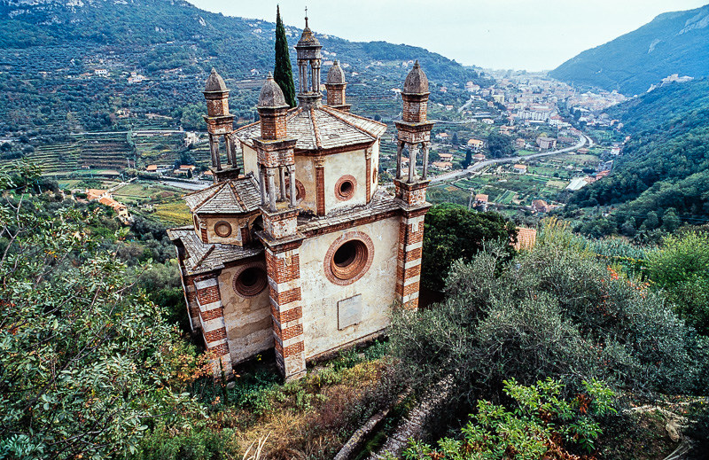 Chiesa Nostra Sgnora di Loreto dei Cinque Campanili 1489 Finale Ligure