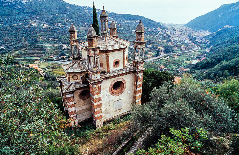 LA CHIESA DAI 5 CAMPANILI