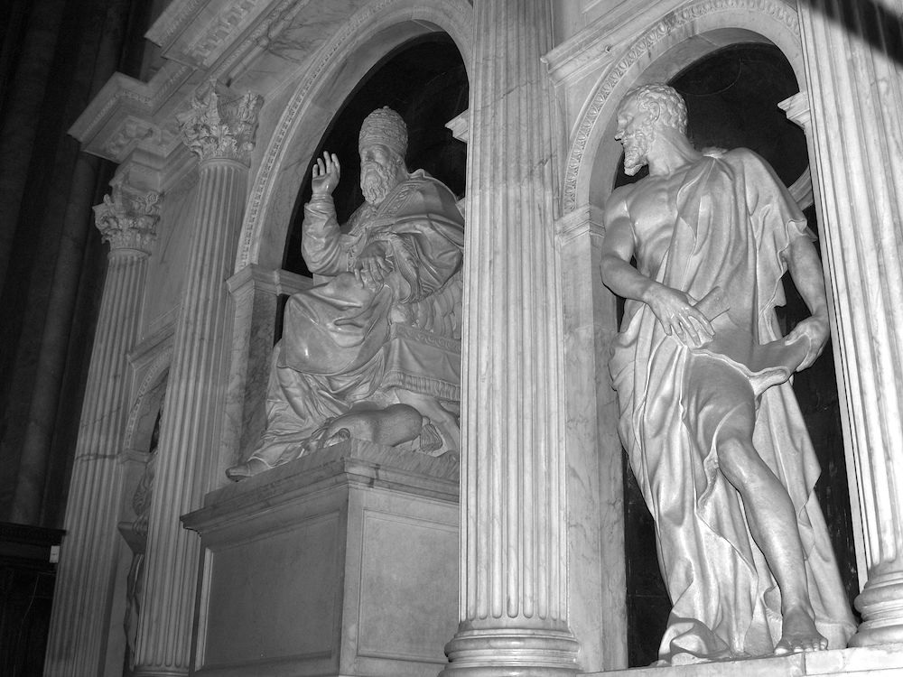 DUE TOMBE MODESTE E SENZA EPIGRAFI PER DUE PAPI DELLA FAMIGLIA MEDICI. COME MAI?