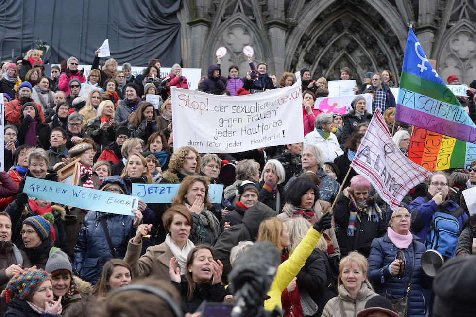 L’AGGRESSIONE ALLE DONNE DA PARTE DEI MUSULMANI: BUONISTI E CORNUTI