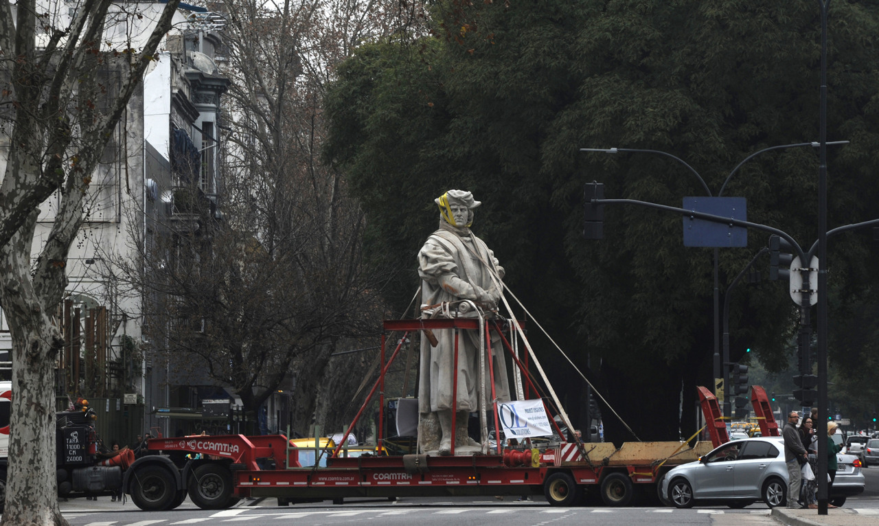 SENZA PACE A BUENOS AIRES ANCHE IL MONUMENTO A CRISTOFORO COLOMBO