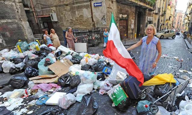 NAPOLI AFFOGA NELL’IMMONDIZIA DEL SINDACO MAGISTRATO