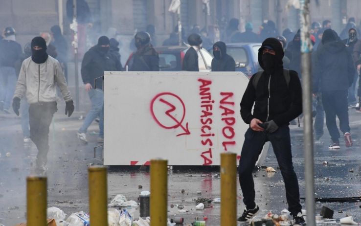 A NAPOLI L’IDIOZIA DEI CENTRI ASOCIALI IMPAZZA CON LA BENEDIZIONE DEL SINDACO-CAUDILLO