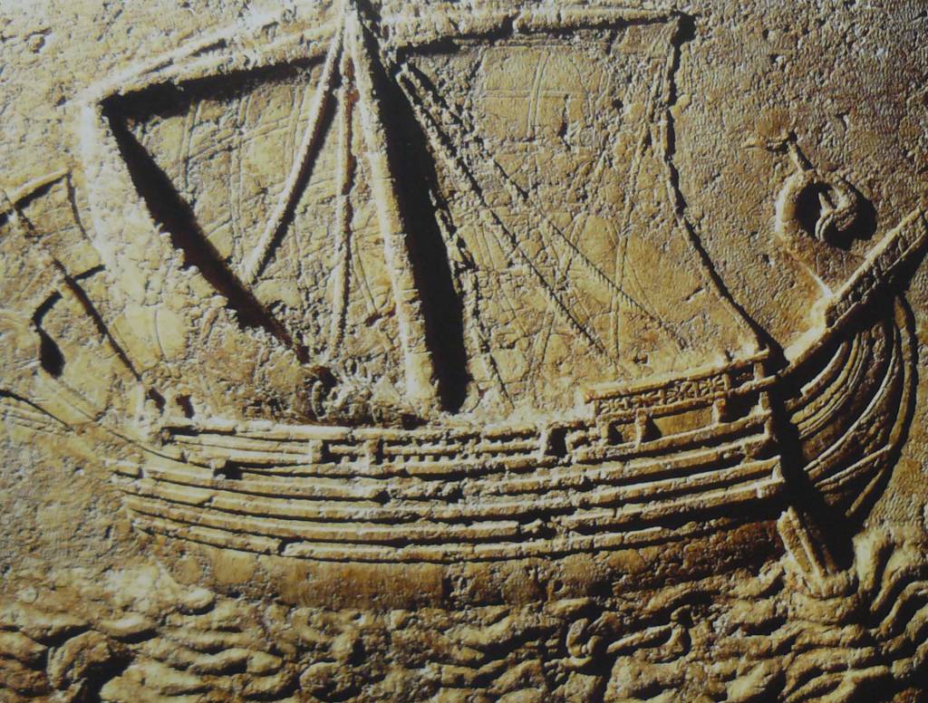 barco fenicio tallado en un sarcofago en el siglo segundo AC