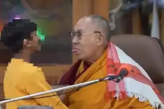 Dalai Lama bacio bambino