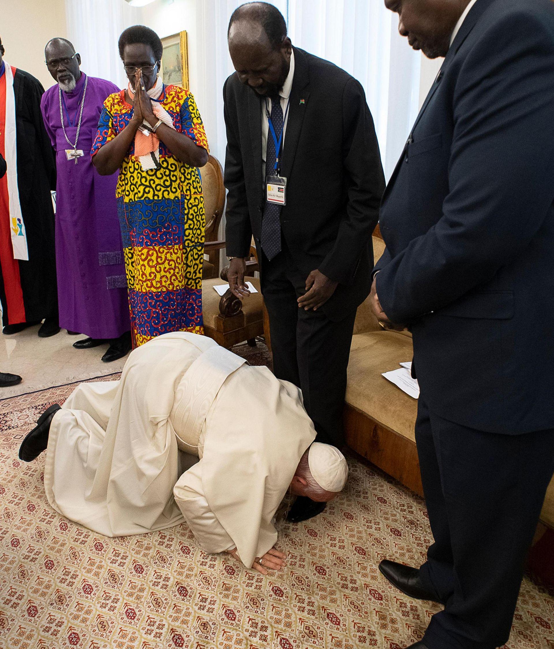 blog Papa Francesco bacia i piedi ai leader del Sud Sudan