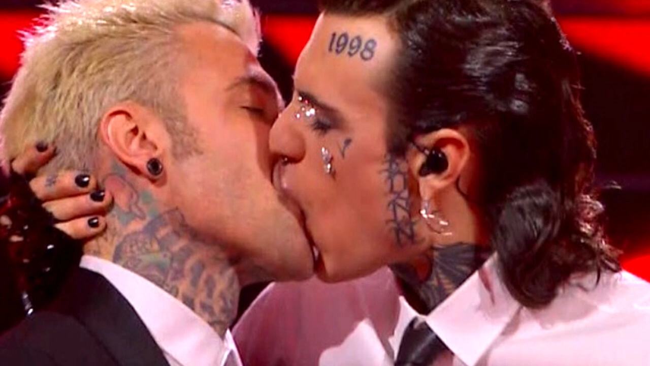 bacio Fedez Rosa Chemical