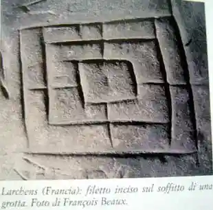 filetto labirinto inciso sul soffitto di una grotta Larchens Francia