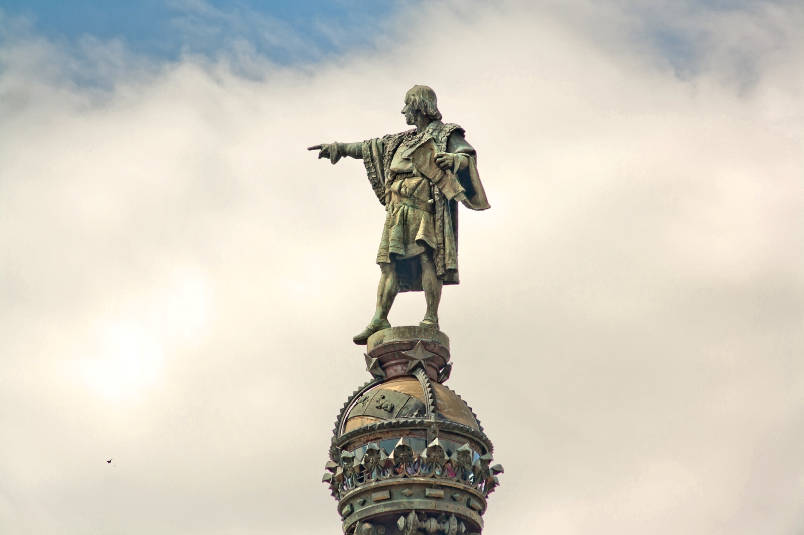 L’ULTRASINISTRA CATALANA: “VIA LA STATUA DI COLOMBO A BARCELLONA, È UN GENOCIDA”