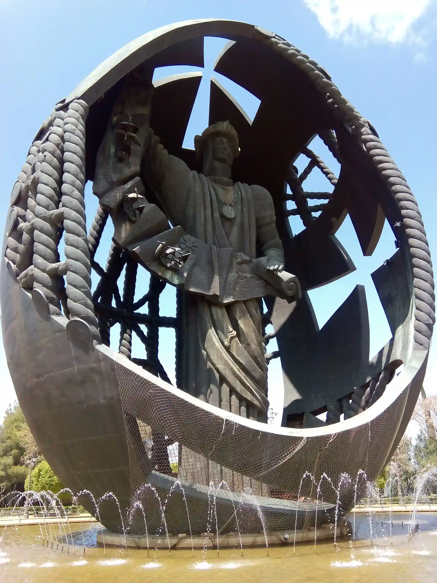 monumento-Christopher-Columbus-El-Nacimiento-del-Hombre-Nuevo-The-Birth-of-the-New-Man-Columbus-Egg-in-San-Jeronimo-Park-in-Seville  