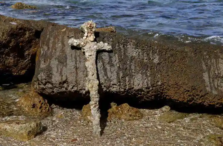 spada Crociato ritrovata nel mare di Carmelo in Israele da un sub