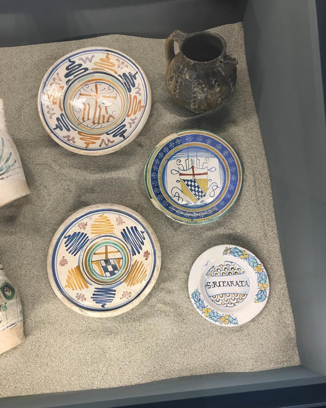 stemma Cybo su piatti in ceramica